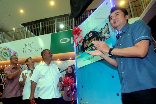 MELAKA 27 NOVEMBER 2016. ( MM859N / MB673P / hartanah ) EXCO Perumahan, Kerajaan Tempatan dan Alam Sekitar negeri, Datuk Ismail Othman (tiga dari kiri) memotong riben sebagai simbolik perasmian sambil diperhatikan oleh Pengarah Eksekutif Lembaga Perumahan negeri, Saleh Mohd Dom (kiri) dan Pegawai Kewangan negeri, Datuk Roslan Ibrahim (dua dari kiri) pada majlis perasmian Ekspo Rumah Mampu Milik di pasaraya Kip Mart, Bachang. STR/MUHAMMAD ZUHAIRI ZUBER